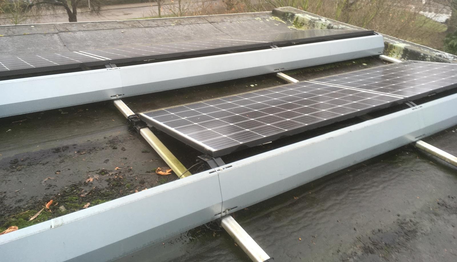 Vooraf: het dak is voorzien van PV-panelen